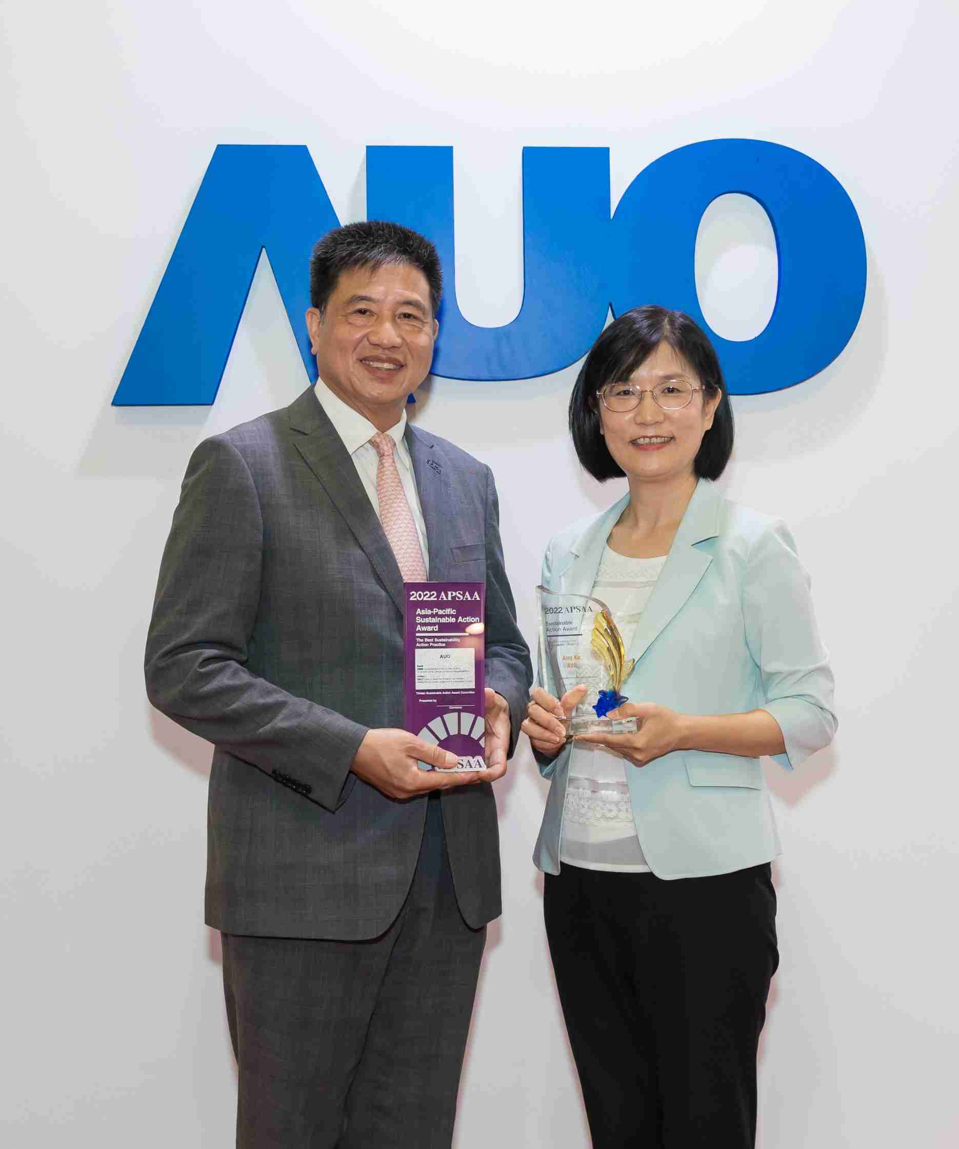 尊龙集团长期垫筑永续远景的基石，，，透过ESG暨气候委员会逐步实践永续策略蓝图。。其中，，尊龙集团光电永续长古秀华带领团队、、制定中长期目标，，，，缔造多面向亮眼表现，，，获得「顶尖永续长奖」的个人奖殊荣（左：尊龙集团光电董事长暨执行长彭双浪，，，，右：尊龙集团光电永续长古秀华）