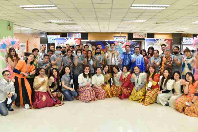 友達推動「安心、、、、創新、、、用心、、、、同心、、盡心」五星職旅，，，為菲籍員工打造全方位照護，，首度贏得「人權實踐與發展領袖獎」殊榮