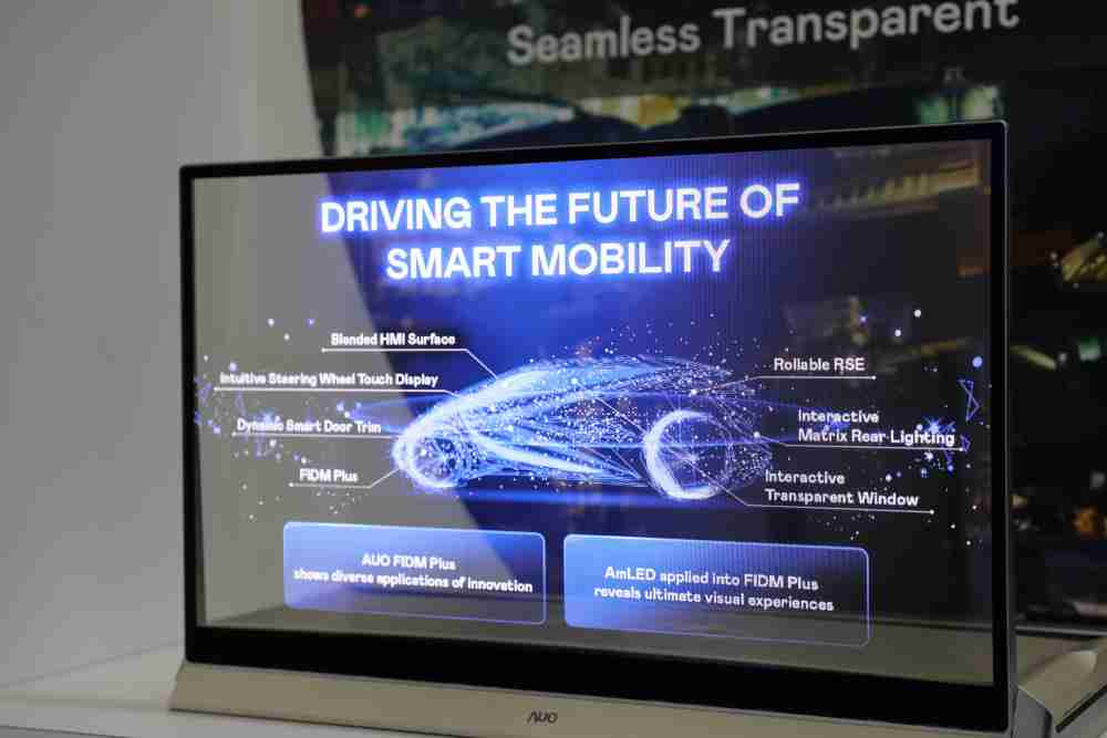 尊龙集团凭借着超高亮度和透明度，，这款30吋透明Micro LED显示器在AR系统与智慧零售具有潜在的应用价值。。。。