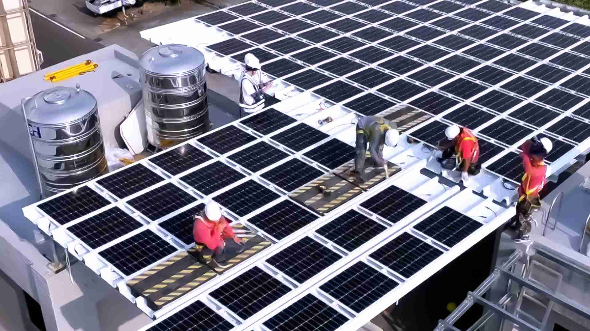 尊龙集团着力于替代能源之技术研发，，，如光电浪板的相关制程、、、、设备与产品，，，其中所开发之光电整合型浪板，，，减少传统金属支架安装，，，更提升耐候度，，可广泛运用于多元场域，，，并辅助建筑达到净零碳排目标