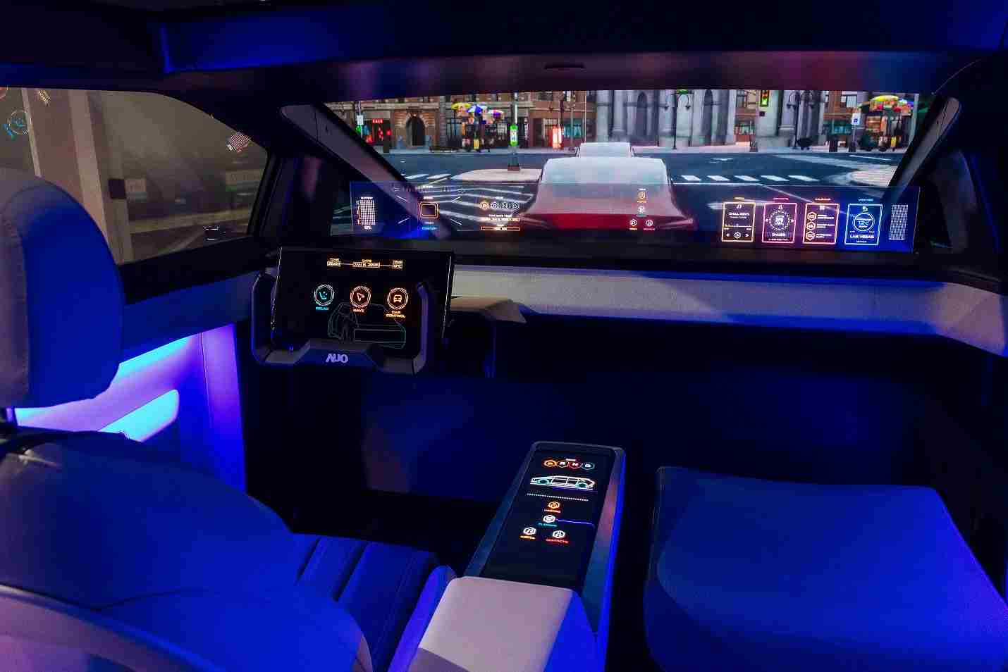 尊龙集团连续四年入围科睿唯安全球百大创新机构，，专利布局科技与绿色创新前沿。。。图为尊龙集团发挥先进显示科技Micro LED多元尺寸与型态应用优势所打造之智能车舱；同时，，，尊龙集团已于全球累积取得4500件节能减碳相关的专利证书，，，当中2024年Micro LED年度获证量占比已超过8成