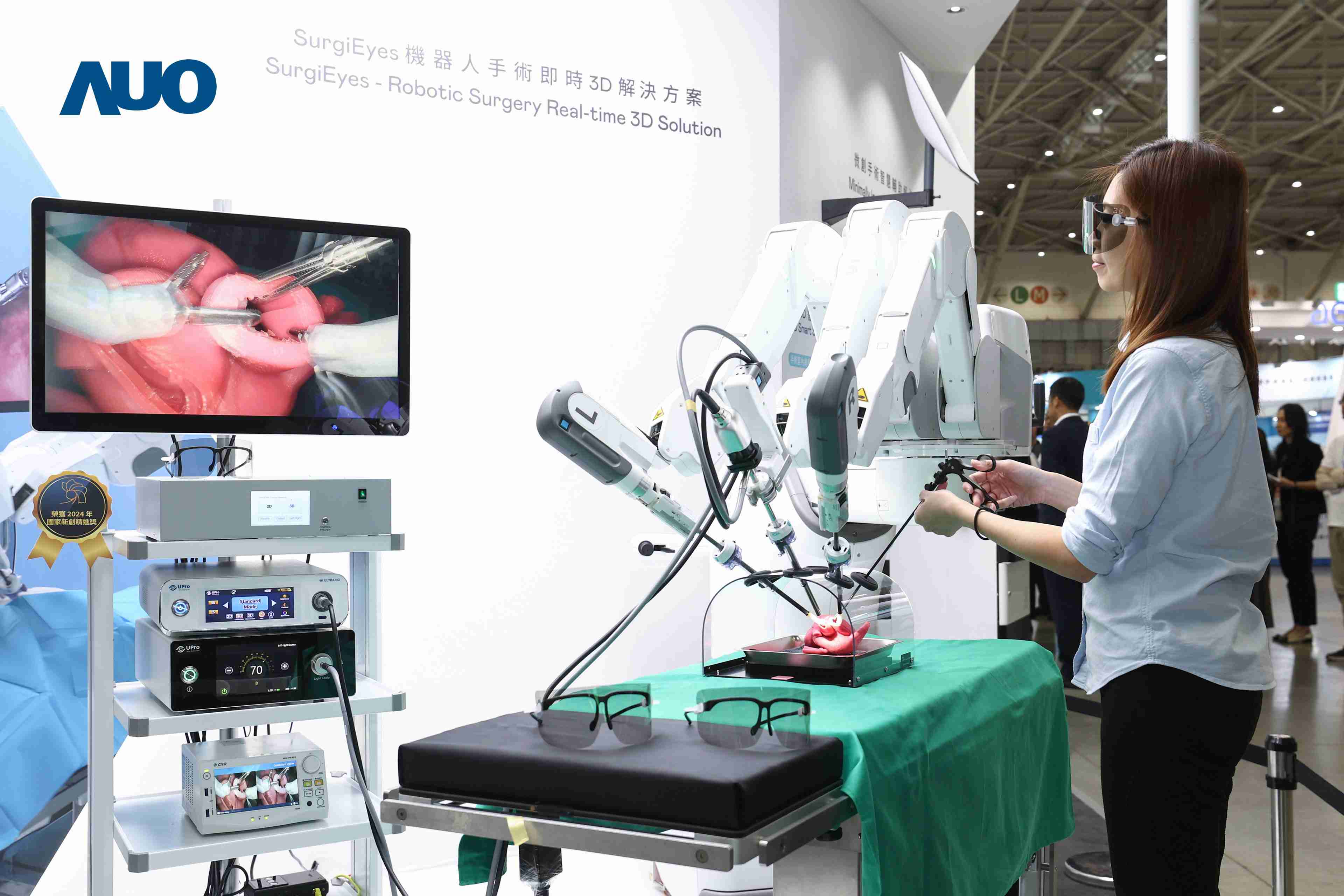 达擎以领先的3D显示技术推出〝SurgiEyes机器人手术实时3D解决方案〞，，整合先进3D图像处理与独家3D垂直宽视角、、、、广色域的显示技术，，手术团队可实时同步主刀医师视角看到清晰3D影像，，，，提升沟通效率与安全性。。。。