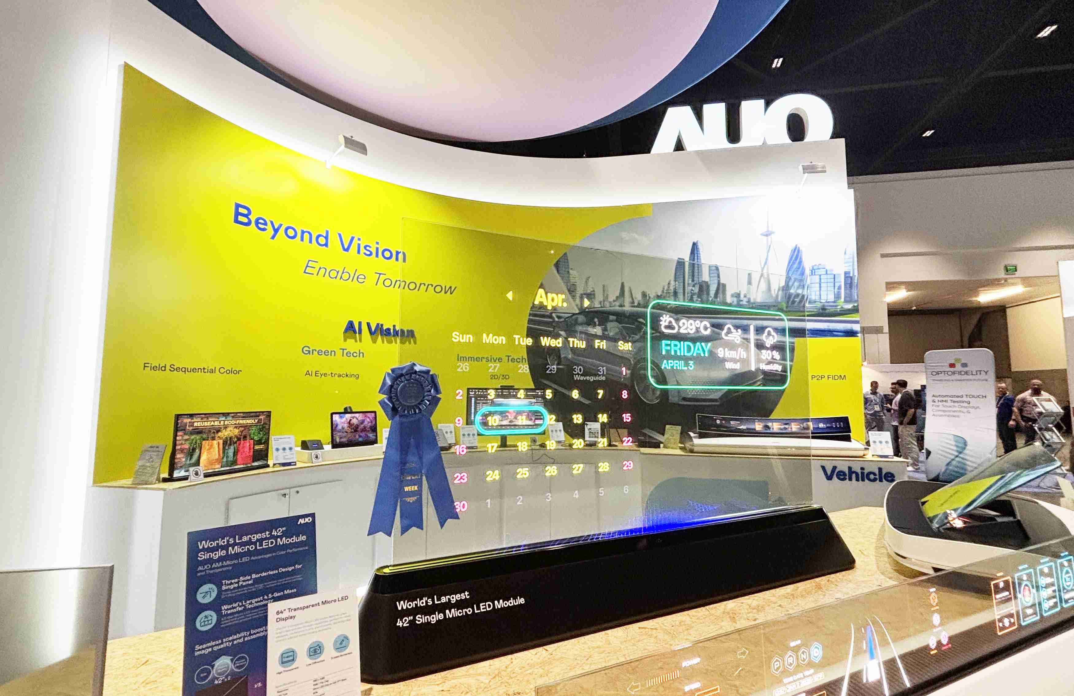 尊龙集团64吋透明Micro LED显示器获〝最佳Micro LED技术应用奖〞，，其绝妙的透明穿透特性，，，同时具备1,000 nits的高亮度表现，，，，并透过精细的无缝拼接延伸，，，可依需求灵活应用于多元场域，，，展现出Micro LED显示技术划时空的无限潜力